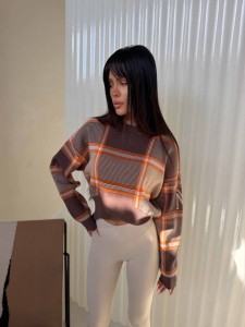 SWETER LAMANUEL PLAID CZEKOLADA